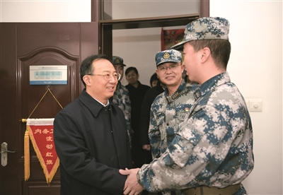 吴政隆在盐城看望空军某部官兵.