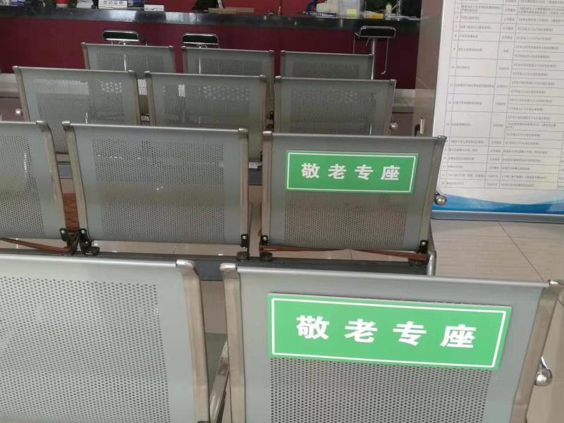 并配备急救设备除颤仪,窗口配齐不同度数的老花眼镜,设置老年人专座等