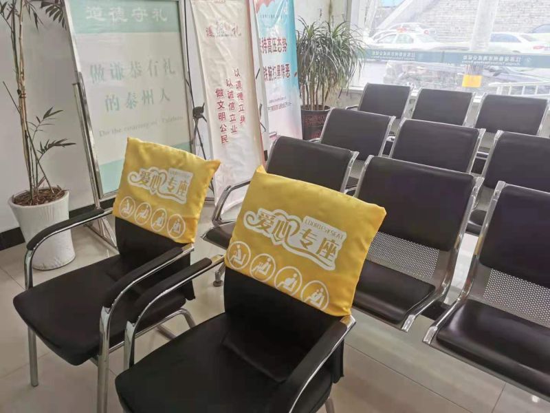 并配备急救设备除颤仪,窗口配齐不同度数的老花眼镜,设置老年人专座等